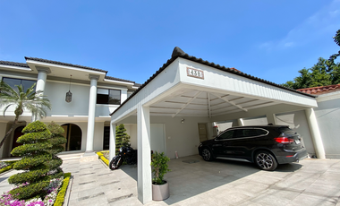 Casa en venta con vista al lago, Laguna Dorada, Km 1.5 Vía a Samborondón.