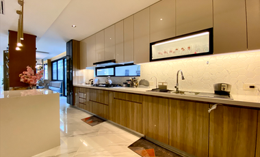 Casa en venta con vista al lago, Laguna Dorada, Km 1.5 Vía a Samborondón.