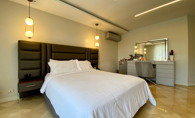 Casa en venta con vista al lago, Laguna Dorada, Km 1.5 Vía a Samborondón.