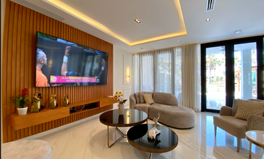 Casa en venta con vista al lago, Laguna Dorada, Km 1.5 Vía a Samborondón.