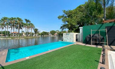 Casa en venta con vista al lago, Laguna Dorada, Km 1.5 Vía a Samborondón.