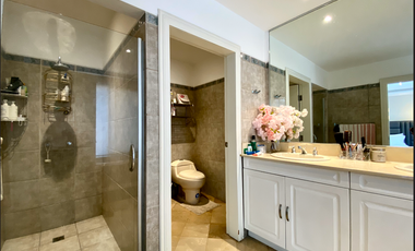 Casa en venta con vista al lago, Laguna Dorada, Km 1.5 Vía a Samborondón.