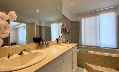 Casa en venta con vista al lago, Laguna Dorada, Km 1.5 Vía a Samborondón.