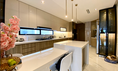 Casa en venta con vista al lago, Laguna Dorada, Km 1.5 Vía a Samborondón.