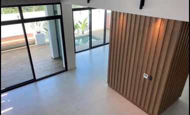 CASA EN RENTA EN BOSQUES DE BAMBU CON PANELES SOLARES