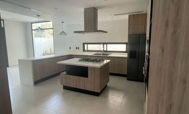CASA EN RENTA EN BOSQUES DE BAMBU CON PANELES SOLARES