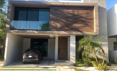 CASA EN RENTA EN BOSQUES DE BAMBU CON PANELES SOLARES