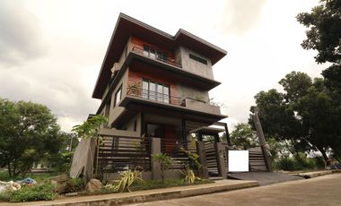 For Sale 3 Storey House and Lot in Woodridge Marikina 3 Bedroom and 3 Toilet and Bath PH2446