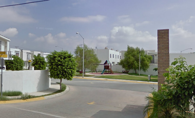 SF-  CASA EN VENTA EN LAS PLAZAS
