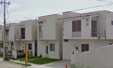 SF-  CASA EN VENTA EN LAS PLAZAS