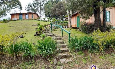 Hermosa finca con casa principal y 3 cabañas. Medellín - Santa Elena