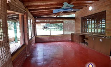 Hermosa finca con casa principal y 3 cabañas. Medellín - Santa Elena