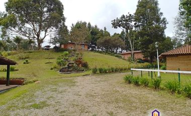 Hermosa finca con casa principal y 3 cabañas. Medellín - Santa Elena