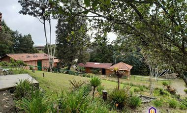 Hermosa finca con casa principal y 3 cabañas. Medellín - Santa Elena