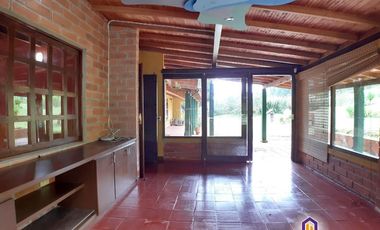 Hermosa finca con casa principal y 3 cabañas. Medellín - Santa Elena