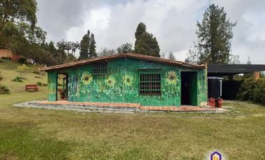 Hermosa finca con casa principal y 3 cabañas. Medellín - Santa Elena