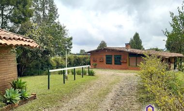 Hermosa finca con casa principal y 3 cabañas. Medellín - Santa Elena