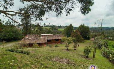 Hermosa finca con casa principal y 3 cabañas. Medellín - Santa Elena