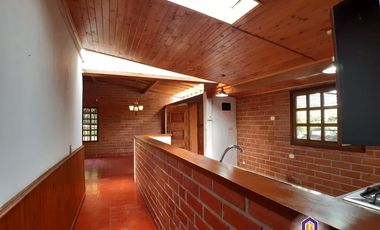 Hermosa finca con casa principal y 3 cabañas. Medellín - Santa Elena