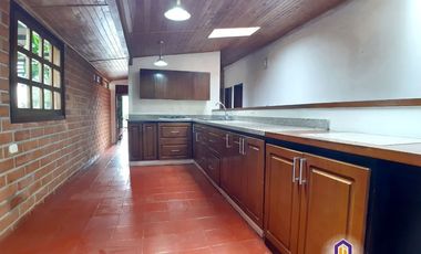 Hermosa finca con casa principal y 3 cabañas. Medellín - Santa Elena