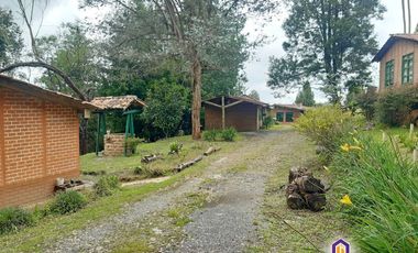 Hermosa finca con casa principal y 3 cabañas. Medellín - Santa Elena