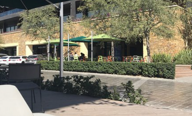 Oficina en edificio de negocios de plaza comercial Pueblo Serena.