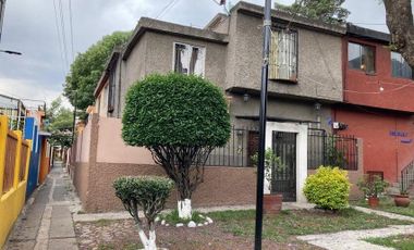 Casa en venta de 3 niveles, en Santa Fe Alvaro Obregon Ciudad de Mexico 24-3573#MR