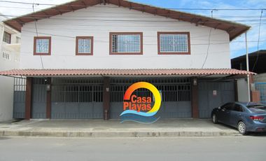 Casa Rentera de Venta en El Centro de Playas con 2 Locales Comerciales