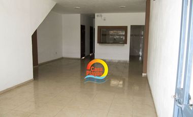 Casa Rentera de Venta en El Centro de Playas con 2 Locales Comerciales