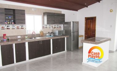 Casa Rentera de Venta en El Centro de Playas con 2 Locales Comerciales