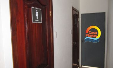 Casa Rentera de Venta en El Centro de Playas con 2 Locales Comerciales