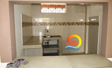 Casa Rentera de Venta en El Centro de Playas con 2 Locales Comerciales