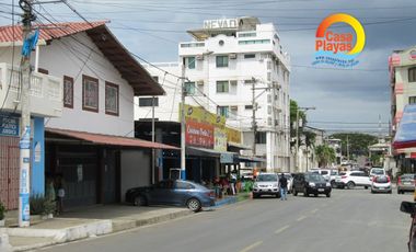 Casa Rentera de Venta en El Centro de Playas con 2 Locales Comerciales