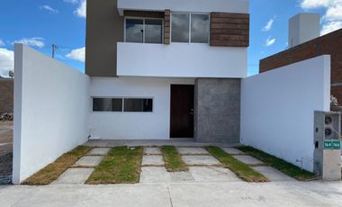 Casa en privada con recámara en Planta Baja!!