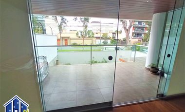 Flat de 280 m² - 2do Piso - con Terraza de 15 m² - Av del Sur - Chacarilla Surco