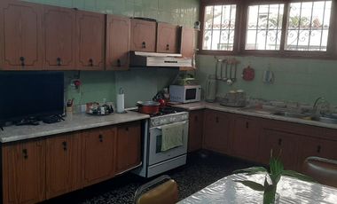 Casa, 362 m2, 4 dorms, 4 baños, jardin, terraza, 2 estac, ideal Proyecto.