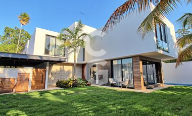 Casa en Venta en Cancun en Residencial Aqua by Cumbres con Alberca y Jardín