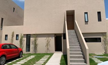 Casa Duplex en VENTA ¡ Espectacular terraza! Dentro de privad