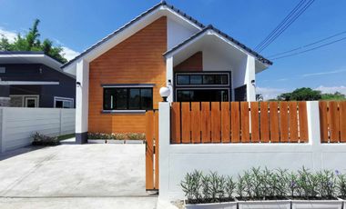 Single-storey detached house for sale, large house, high ceilings, large bedroom 6x4 meters wide.