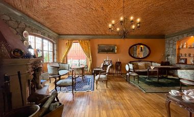 LUXURY VILLA IN THE CENTER / VILLA LUJOSA EN CENTRO