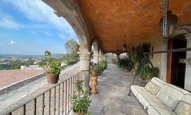 LUXURY VILLA IN THE CENTER / VILLA LUJOSA EN CENTRO