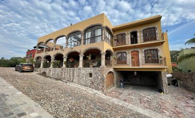 LUXURY VILLA IN THE CENTER / VILLA LUJOSA EN CENTRO