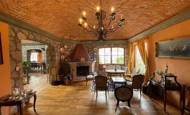 LUXURY VILLA IN THE CENTER / VILLA LUJOSA EN CENTRO