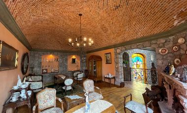 LUXURY VILLA IN THE CENTER / VILLA LUJOSA EN CENTRO