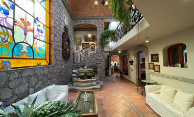 LUXURY VILLA IN THE CENTER / VILLA LUJOSA EN CENTRO