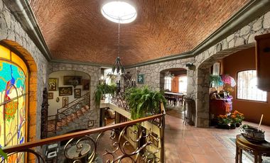 LUXURY VILLA IN THE CENTER / VILLA LUJOSA EN CENTRO