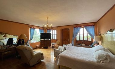 LUXURY VILLA IN THE CENTER / VILLA LUJOSA EN CENTRO
