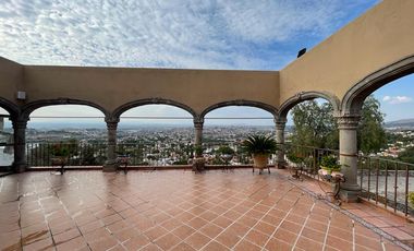 LUXURY VILLA IN THE CENTER / VILLA LUJOSA EN CENTRO