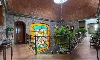 LUXURY VILLA IN THE CENTER / VILLA LUJOSA EN CENTRO