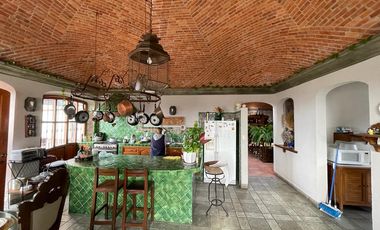 LUXURY VILLA IN THE CENTER / VILLA LUJOSA EN CENTRO